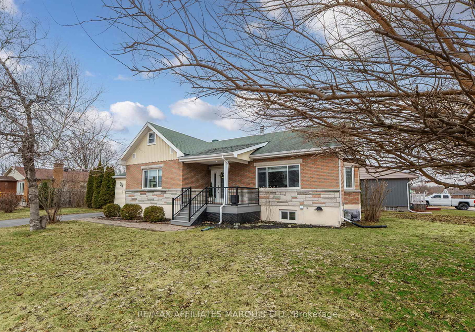 40-bethune-avenue-south-stormont-ontario-x12946108