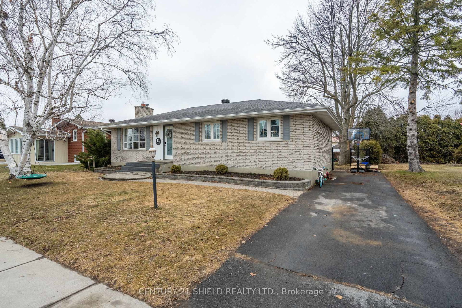 11-strachan-avenue-south-stormont-ontario-x12955244
