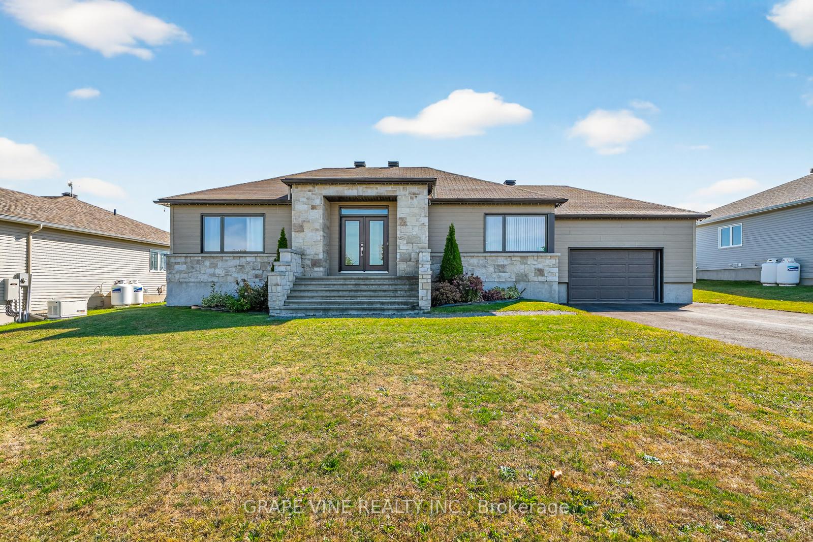 18-calco-crescent-north-stormont-ontario-x12973310