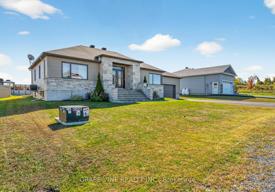 18-calco-crescent-north-stormont-ontario-x12973310
