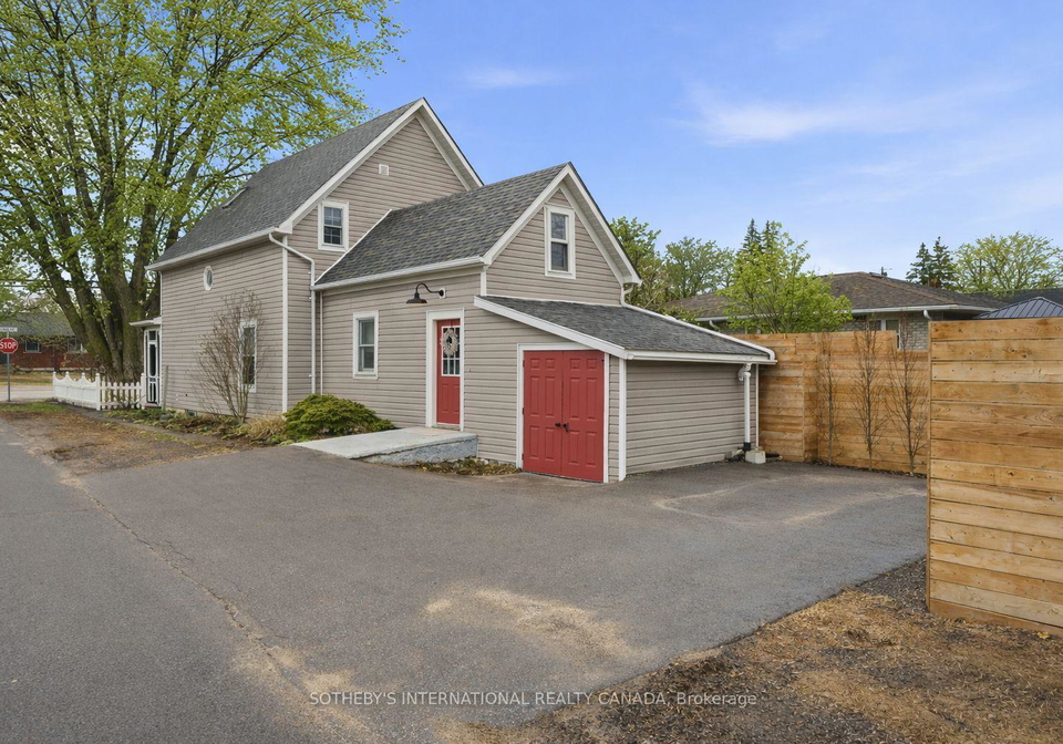 35-lake-street-prince-edward-county-ontario-x12979284