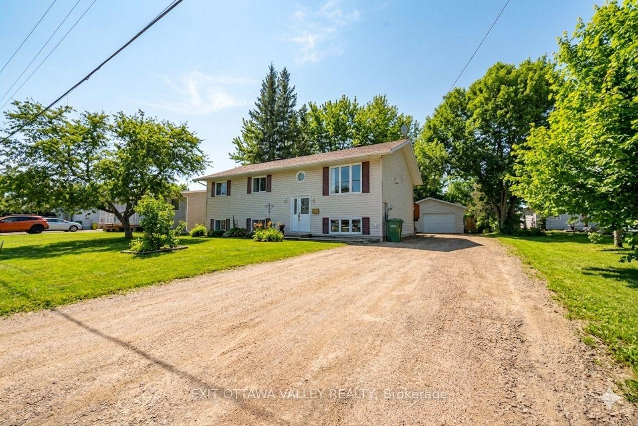 3-selkirk-street-petawawa-ontario-x12981390