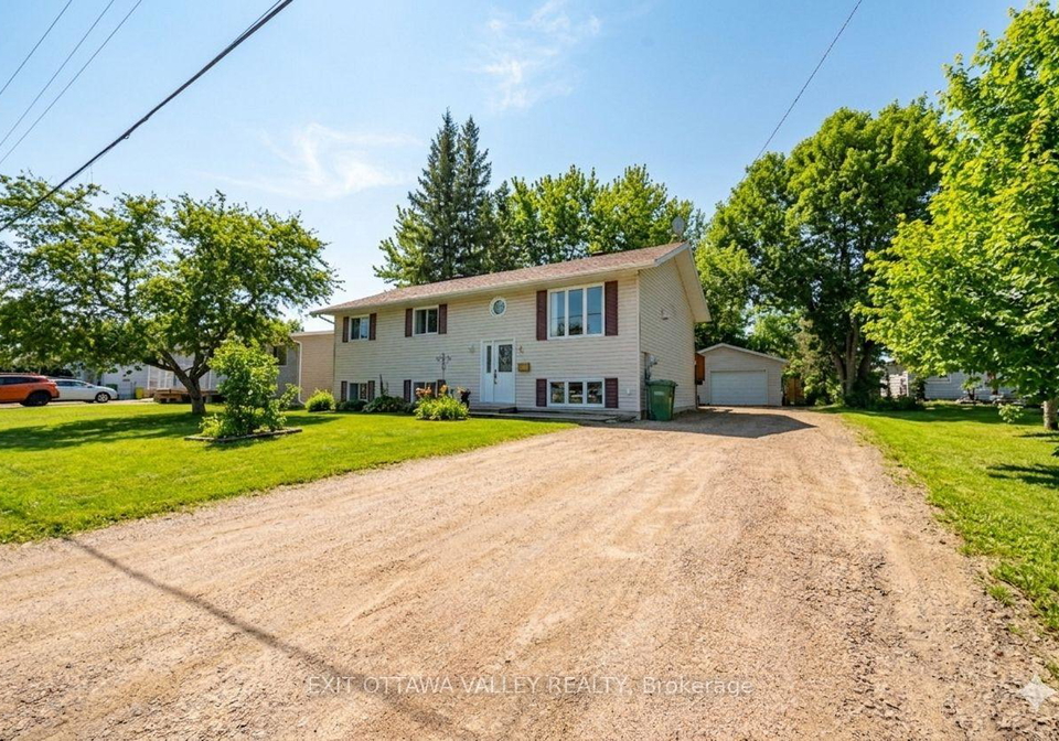 3-selkirk-street-petawawa-ontario-x12981390