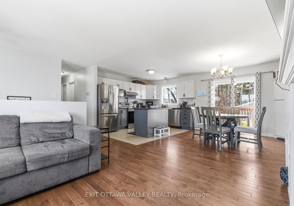 3-selkirk-street-petawawa-ontario-x12981390