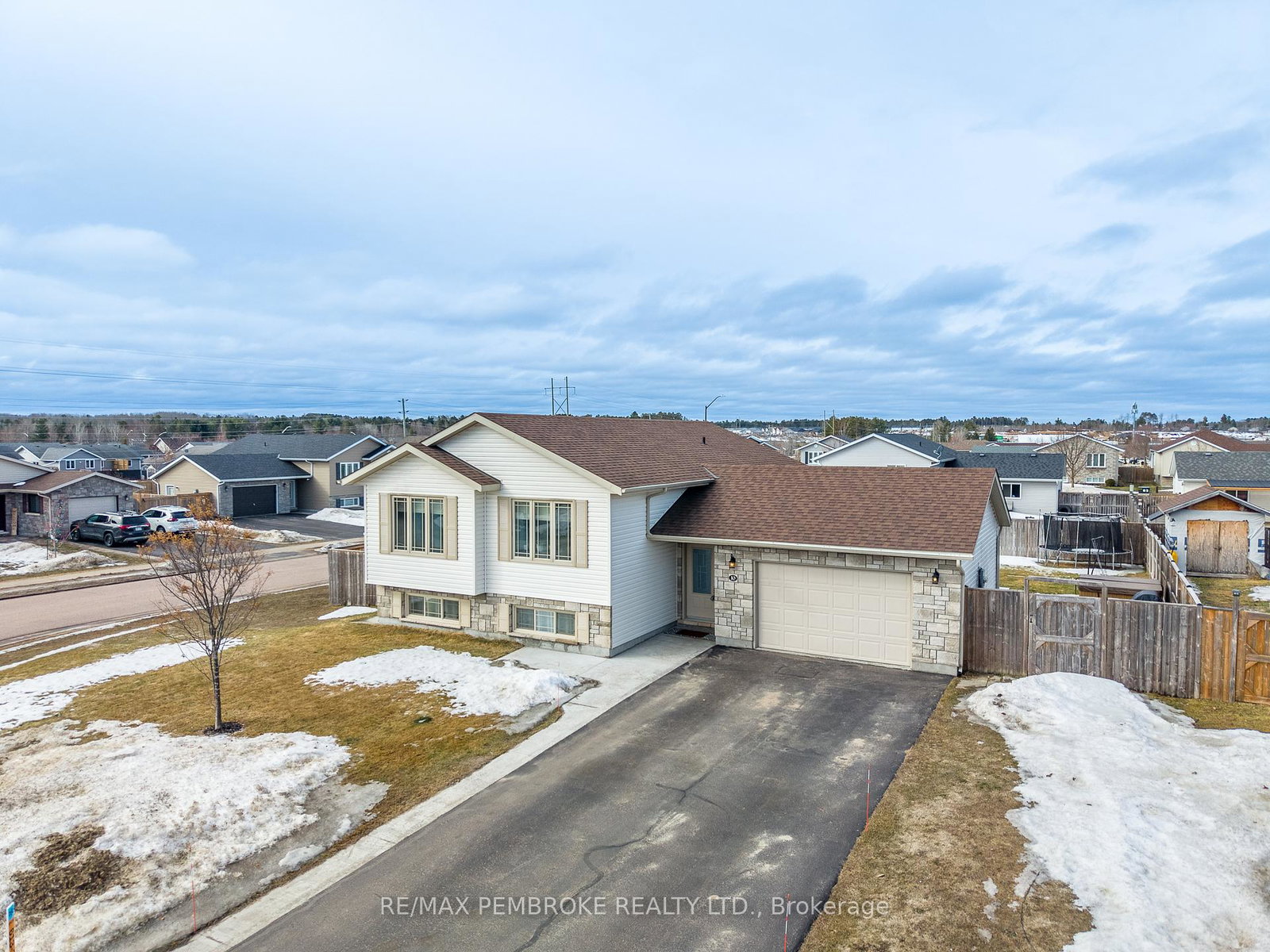 10-newport-drive-petawawa-ontario-x12984430