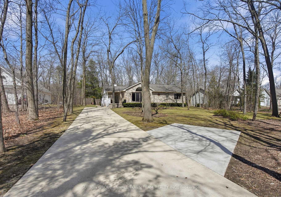 8816-timberwood-trail-lambton-shores-ontario-x12984432