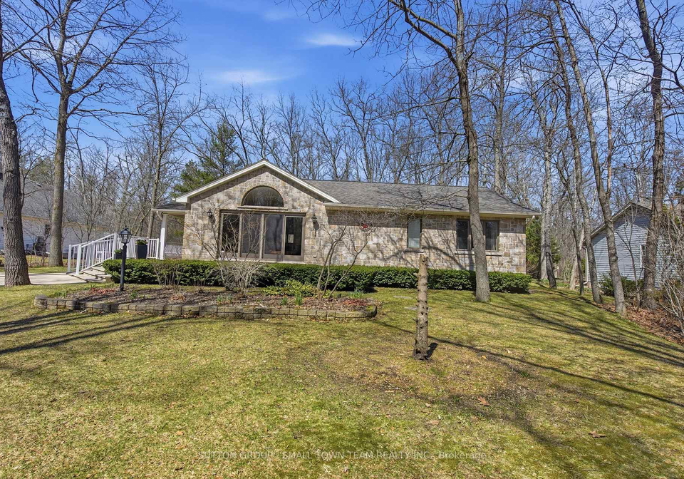 8816-timberwood-trail-lambton-shores-ontario-x12984432