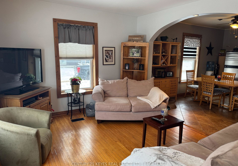 11-james-st-street-lansdowne-village-ontario-x12985466