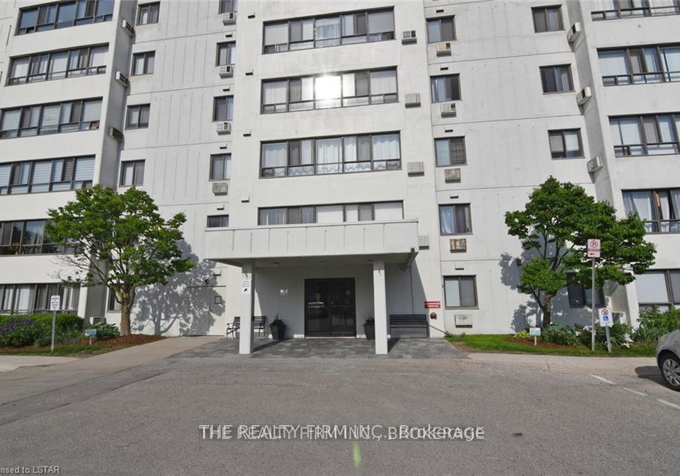 135-baseline-road-w-london-south-ontario-x12986120