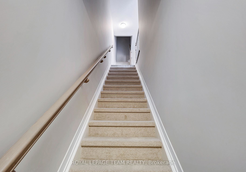 904-parnian-private-ottawa-ontario-x12988026