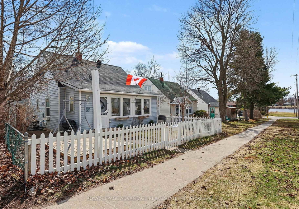 8-roosevelt-drive-smiths-falls-ontario-x12991710