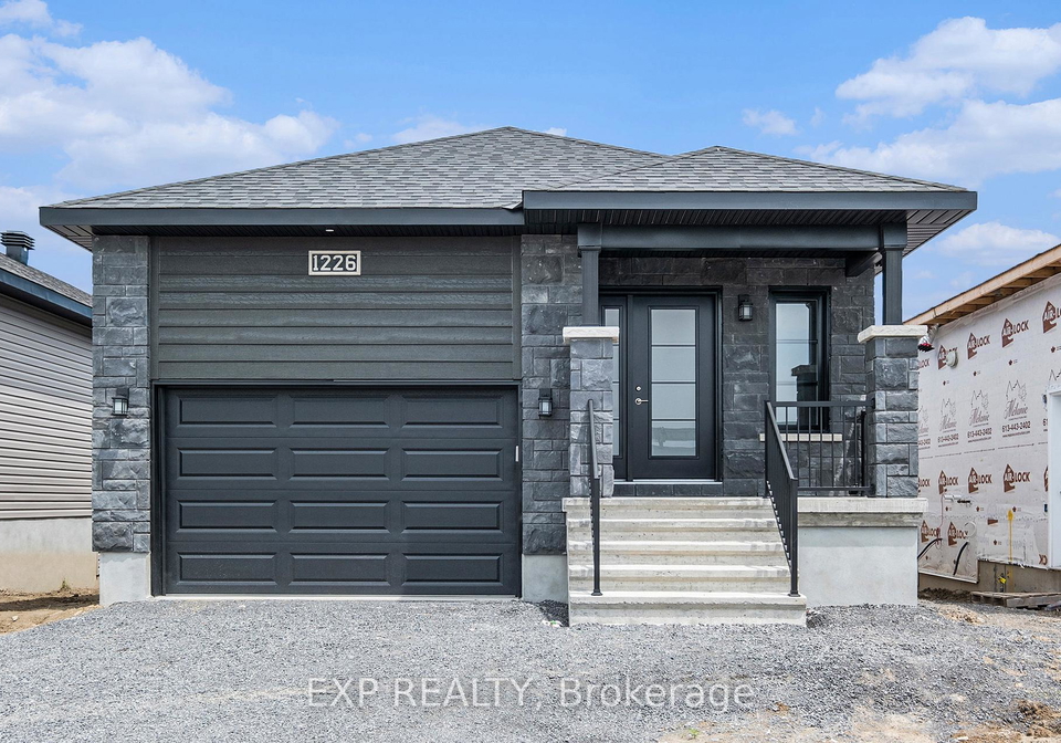 1226-montblanc-crescent-russell-ontario-x13002870