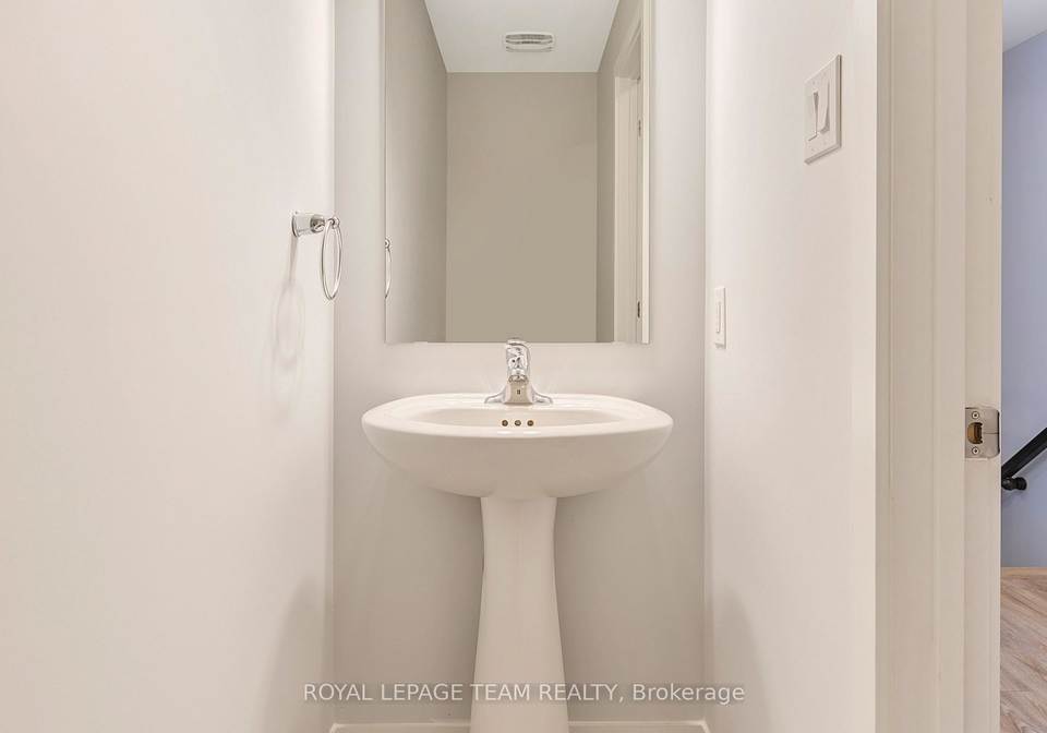 722-lillian-freiman-private-ottawa-ontario-x13012878