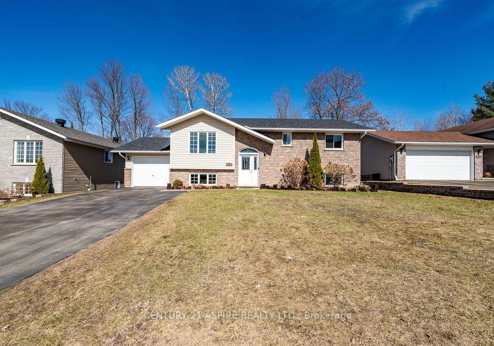 64-spruce-street-petawawa-ontario-x13018634