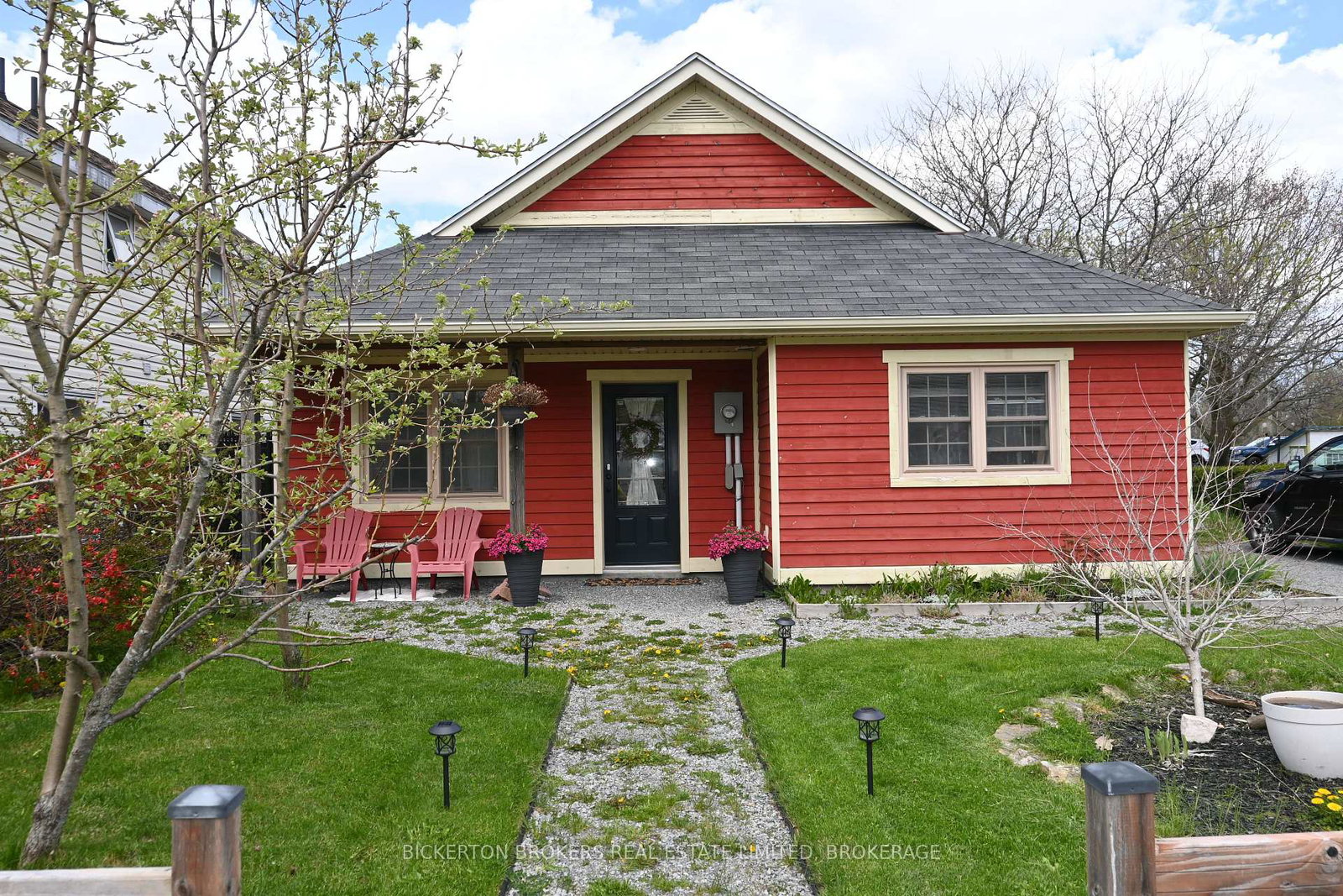 6-yonge-street-lansdowne-village-ontario-x13023538