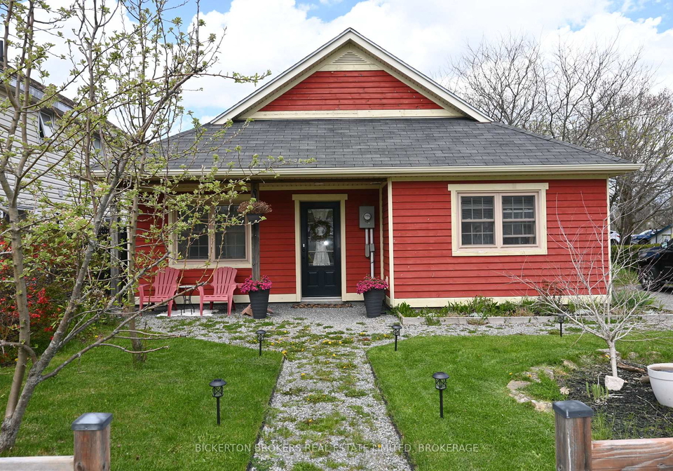 6-yonge-street-lansdowne-village-ontario-x13023538
