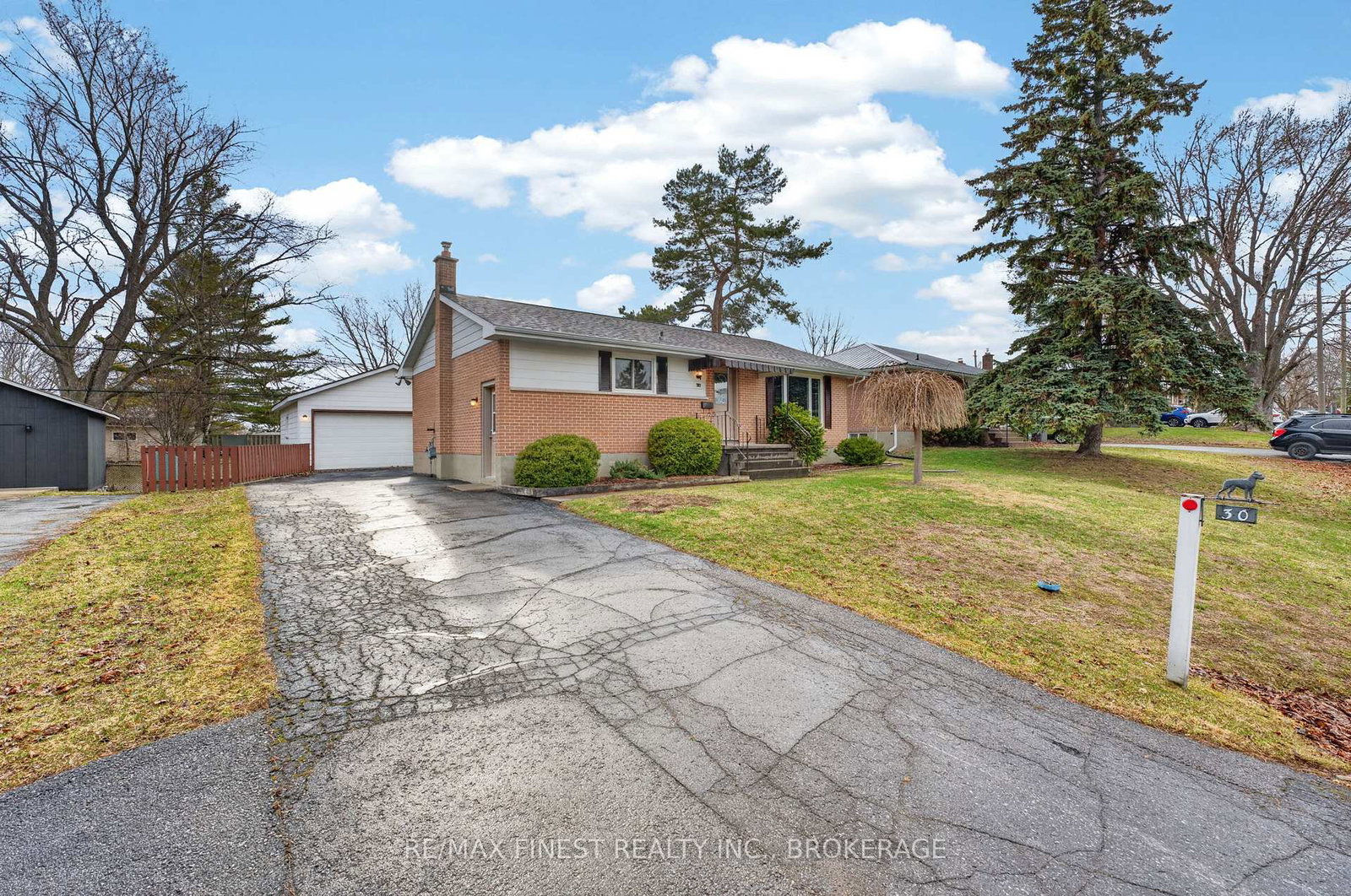 30-oxford-crescent-loyalist-ontario-x13024144