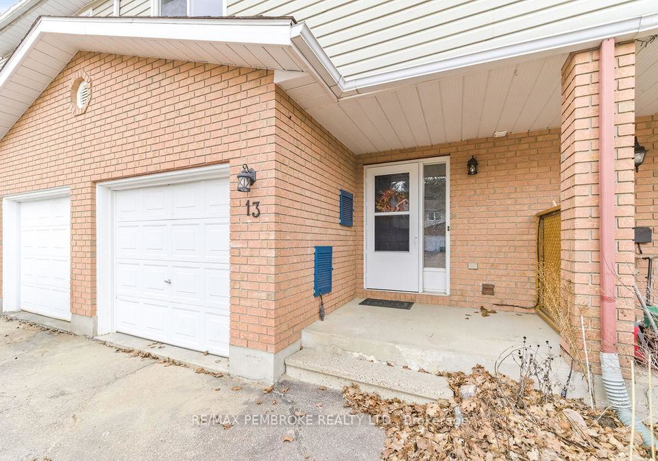 13-vermont-meadows-petawawa-ontario-x13031866