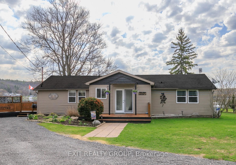 21-prior-lane-quinte-west-ontario-x13035338
