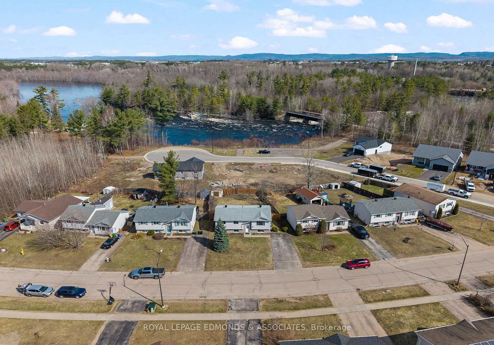 8-gerald-avenue-petawawa-ontario-x13036814