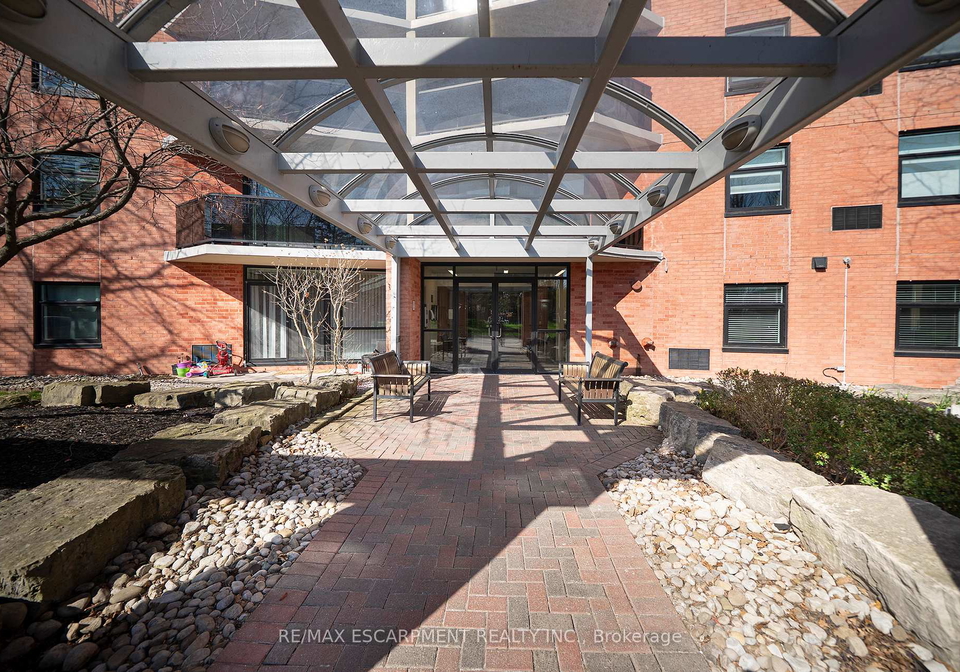 9-bonheur-court-brantford-ontario-x13039398