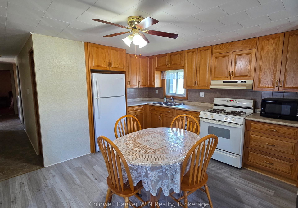 19-york-mews-minto-ontario-x13042056