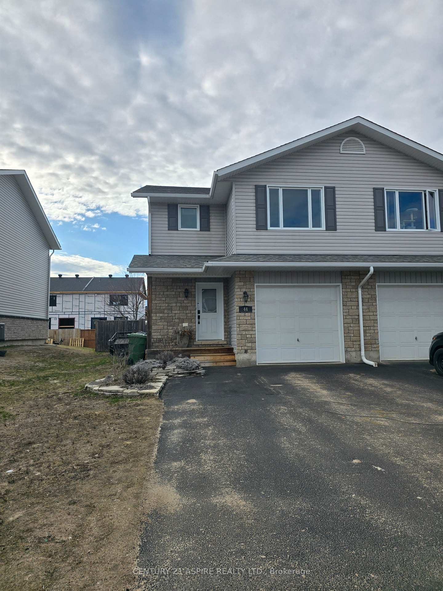 44-winston-avenue-petawawa-ontario-x13045348