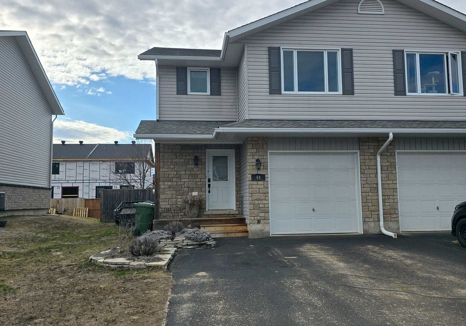 44-winston-avenue-petawawa-ontario-x13045348