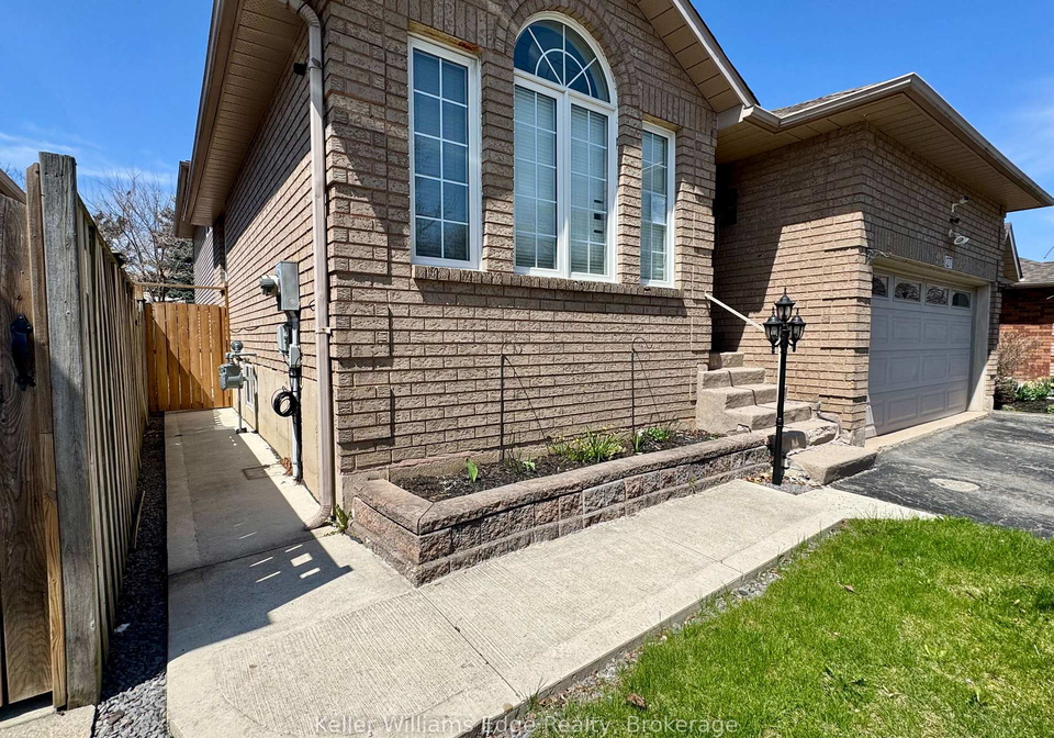 127-first-road-w-hamilton-ontario-x13048768