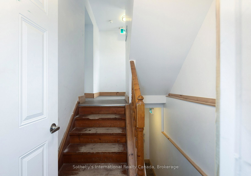 210-arlberg-crescent-blue-mountains-ontario-x13056288