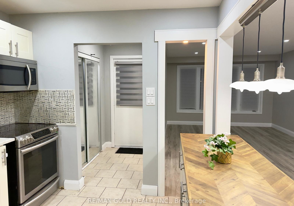 156-mooregate-crescent-kitchener-ontario-x13060054