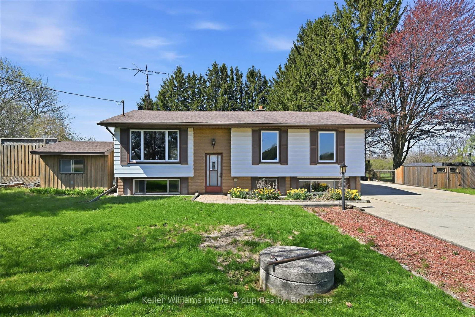 1233-5-highway-w-hamilton-ontario-x13063240