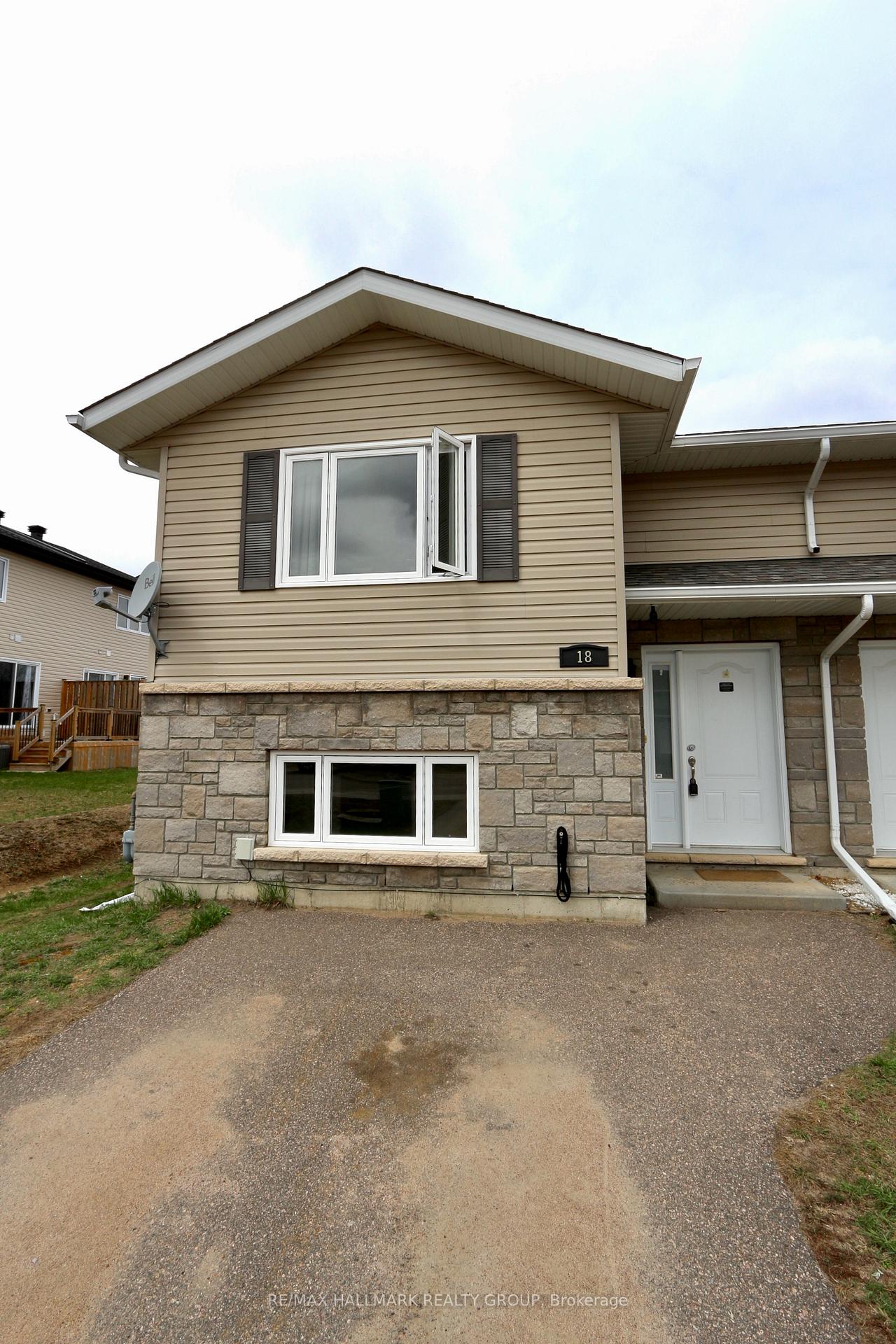 18-william-thomas-drive-petawawa-ontario-x13073994