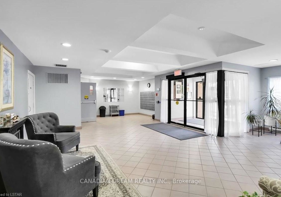 860-commissioners-road-e-london-south-ontario-x13080836