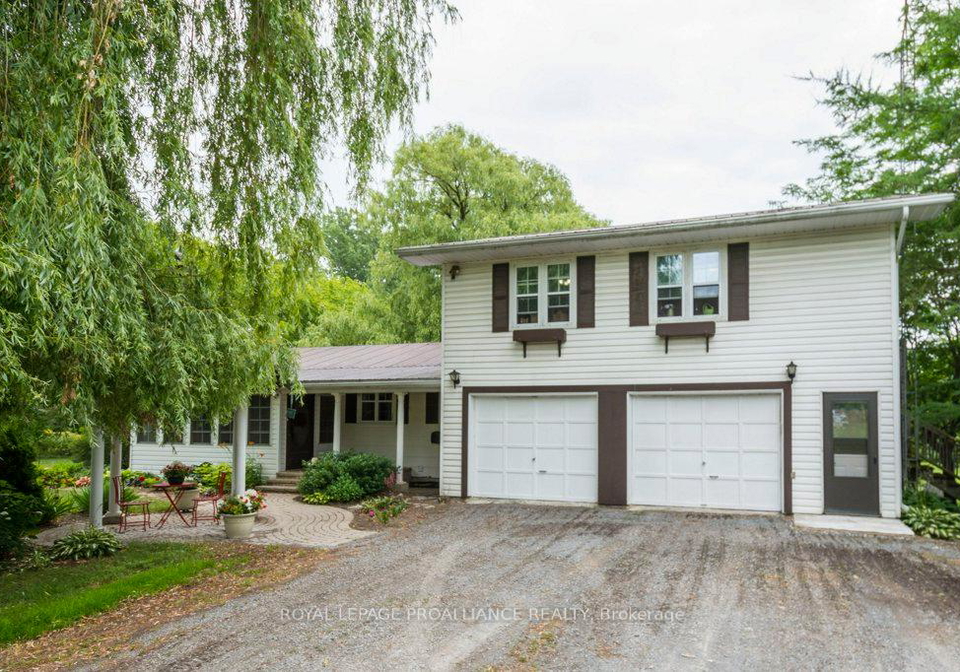 21-storms-lane-prince-edward-county-ontario-x13085472