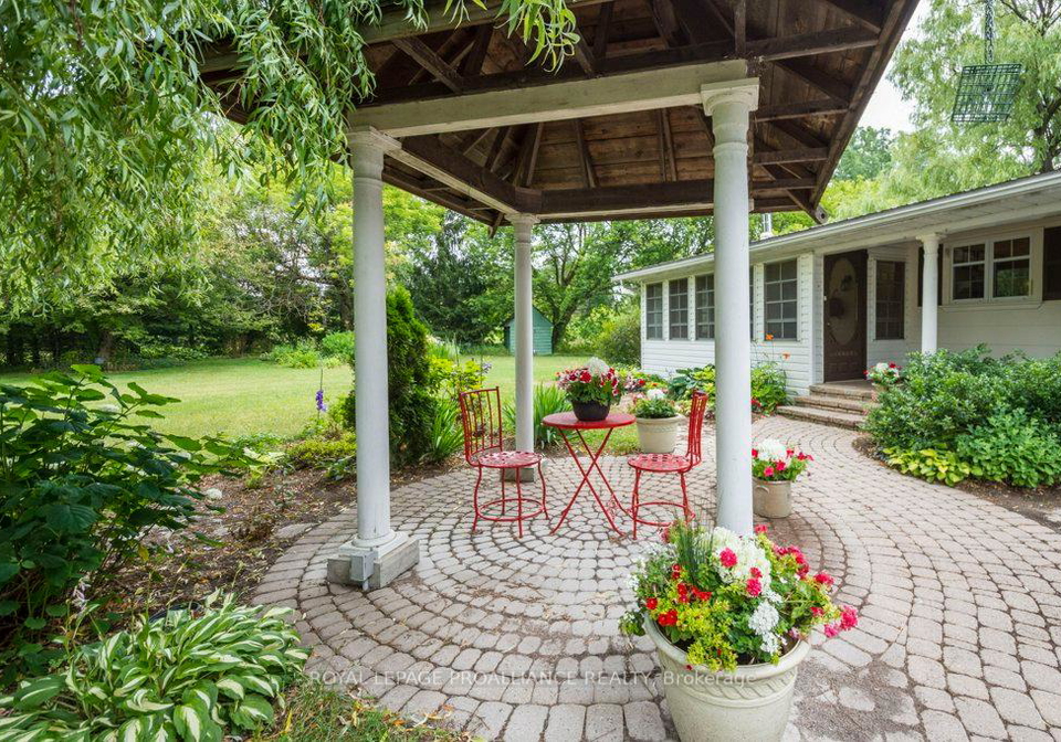 21-storms-lane-prince-edward-county-ontario-x13085472