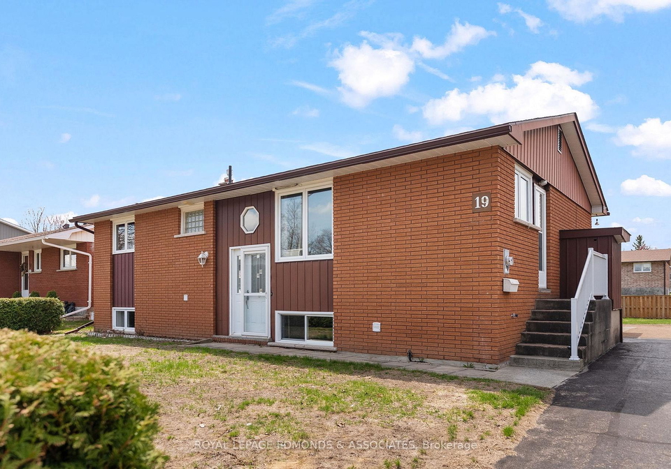 19-algonquin-street-petawawa-ontario-x13085786