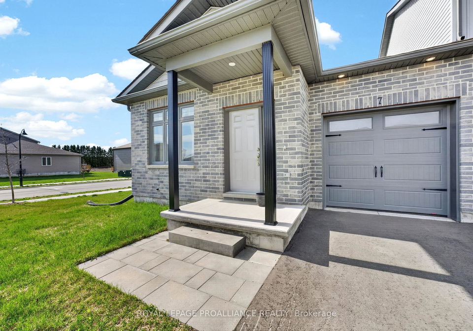 7-griffin-street-prince-edward-county-ontario-x13085942