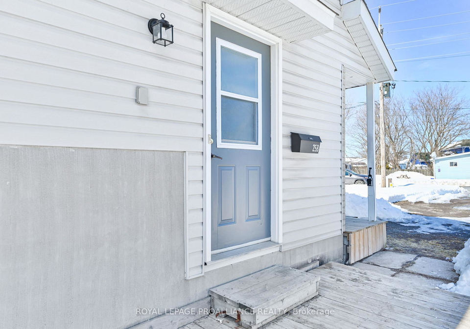 25-metcalfe-street-quinte-west-ontario-x13090018