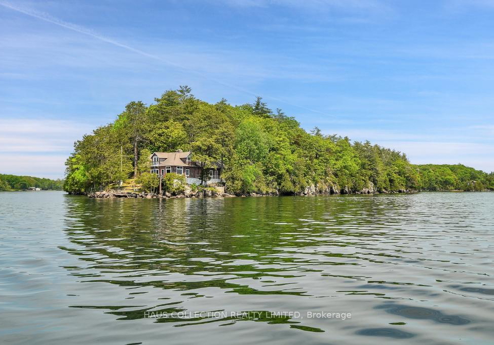 1-little-grenadier-island-leeds-and-the-thousand-islands-ontario-x13096110