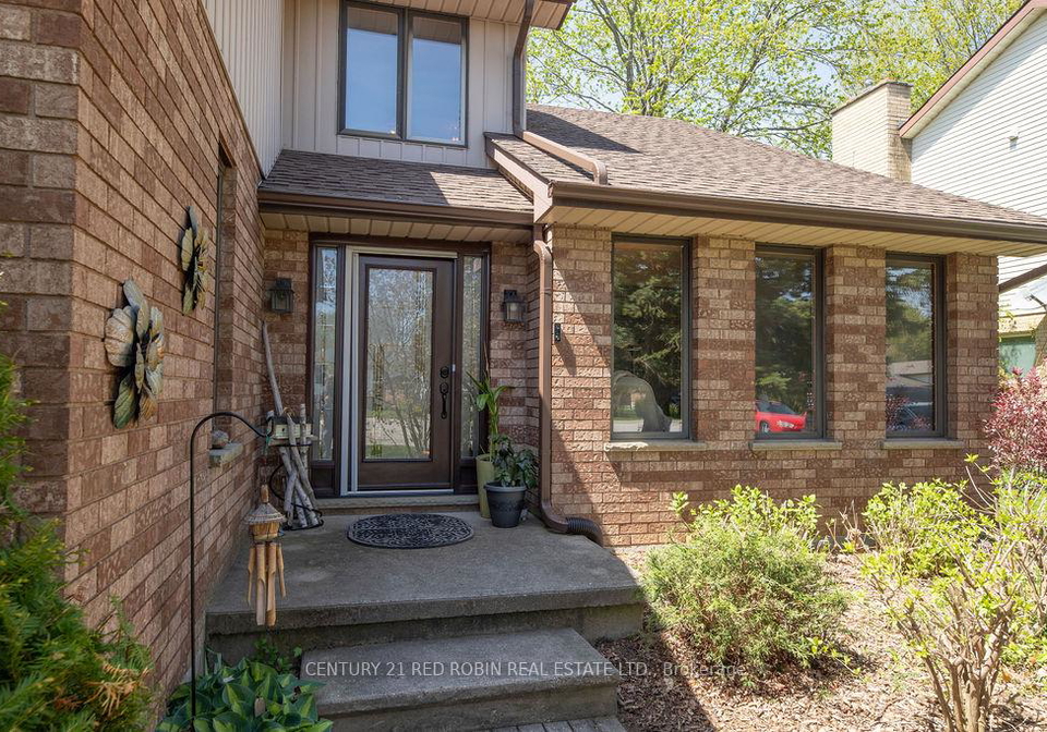 110-roe-street-southwest-middlesex-ontario-x13096294