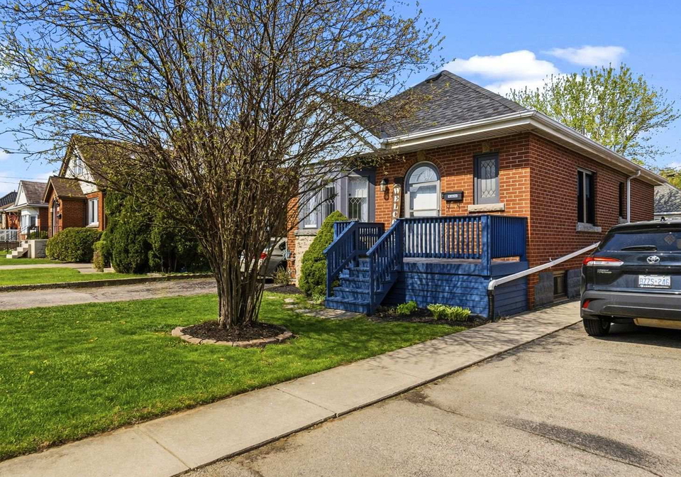 8-barons-avenue-s-hamilton-ontario-x13096454