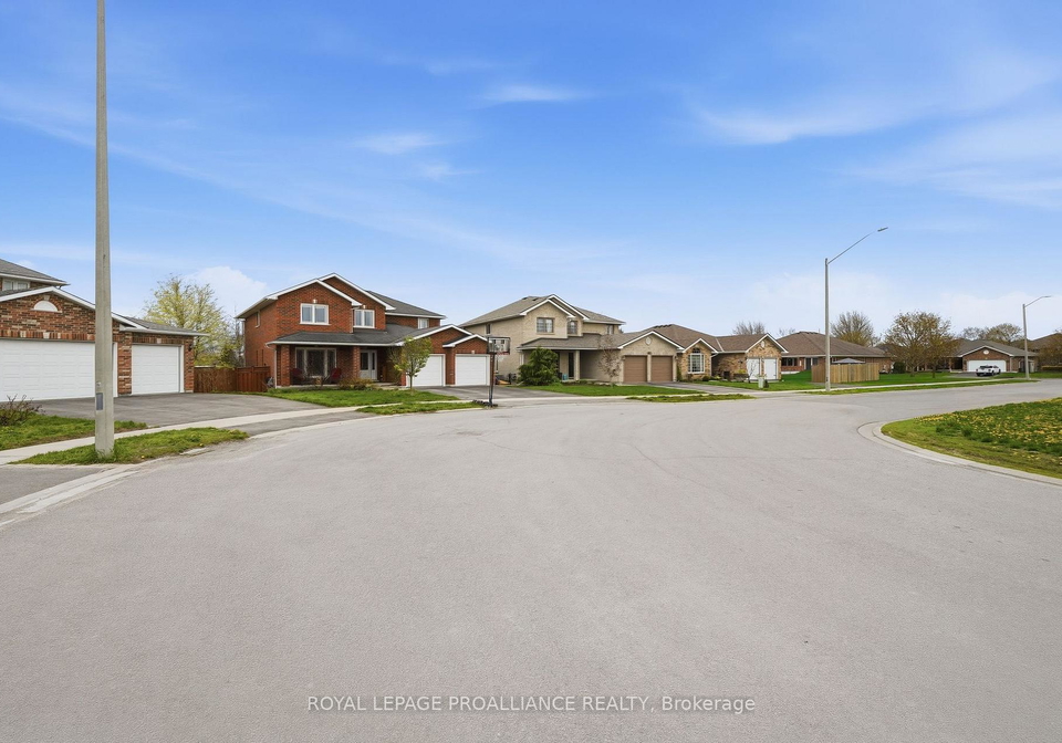 9-essex-drive-belleville-ontario-x13097626