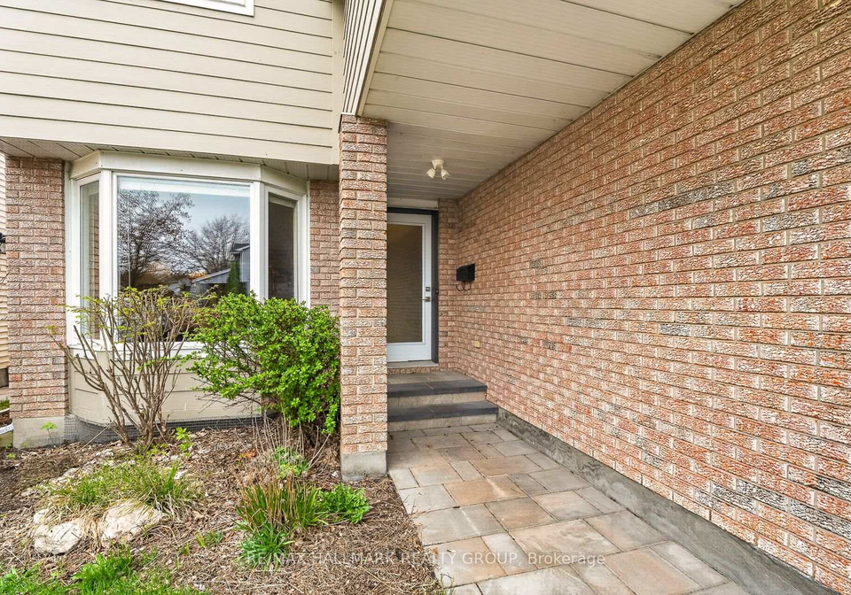 1298-famlit-court-ottawa-ontario-x13099596