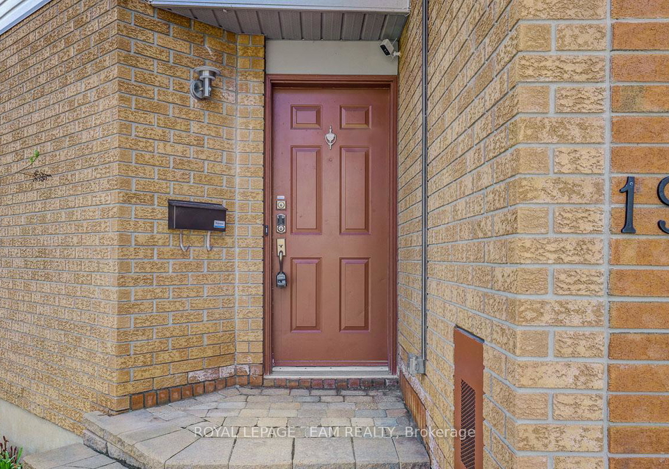 19-santa-cruz-private-ottawa-ontario-x13102068