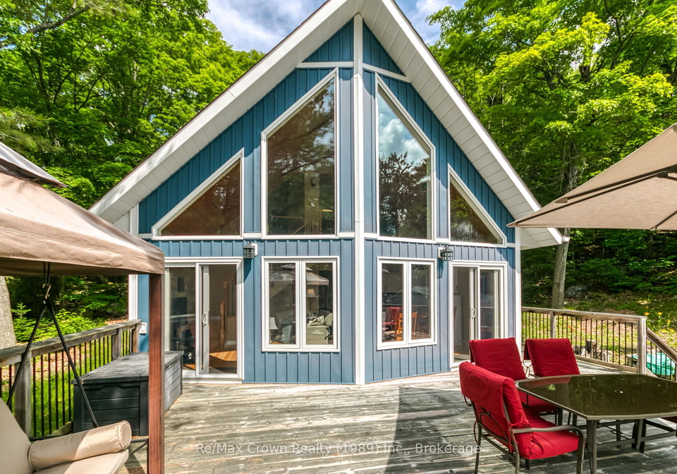 0-lake-penage-sudbury-remote-area-ontario-x13104596