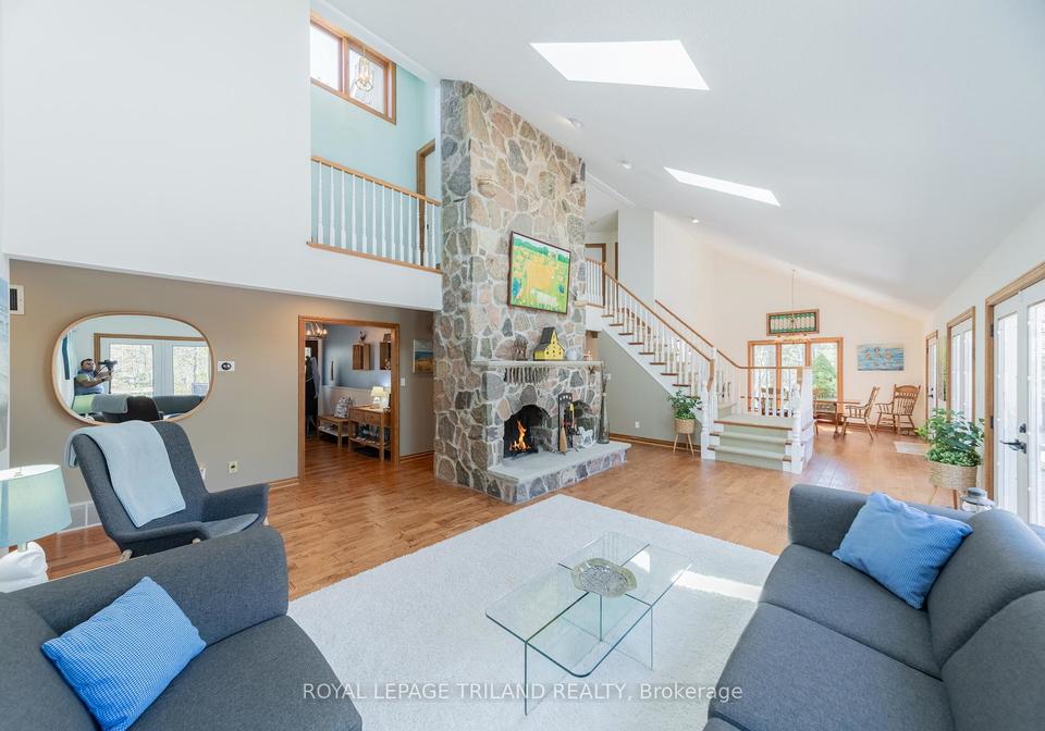 10441-pinetree-drive-lambton-shores-ontario-x13105788