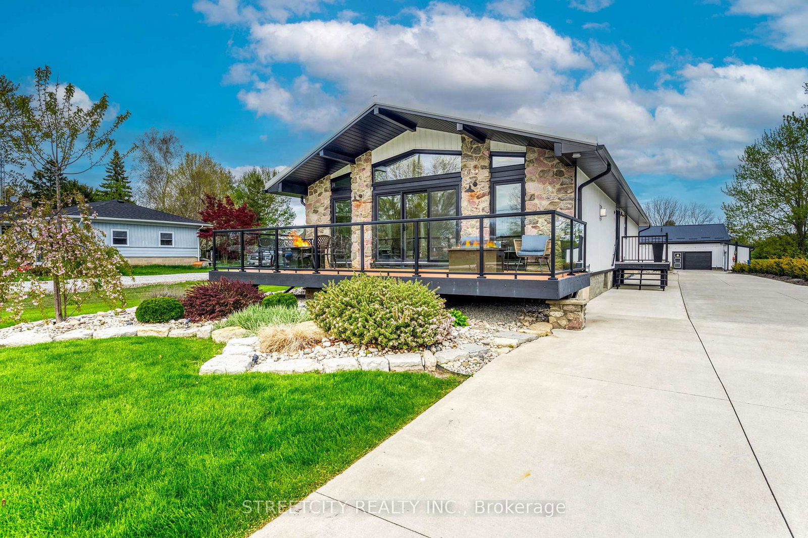 747-broadway-street-plympton-wyoming-ontario-x13113342