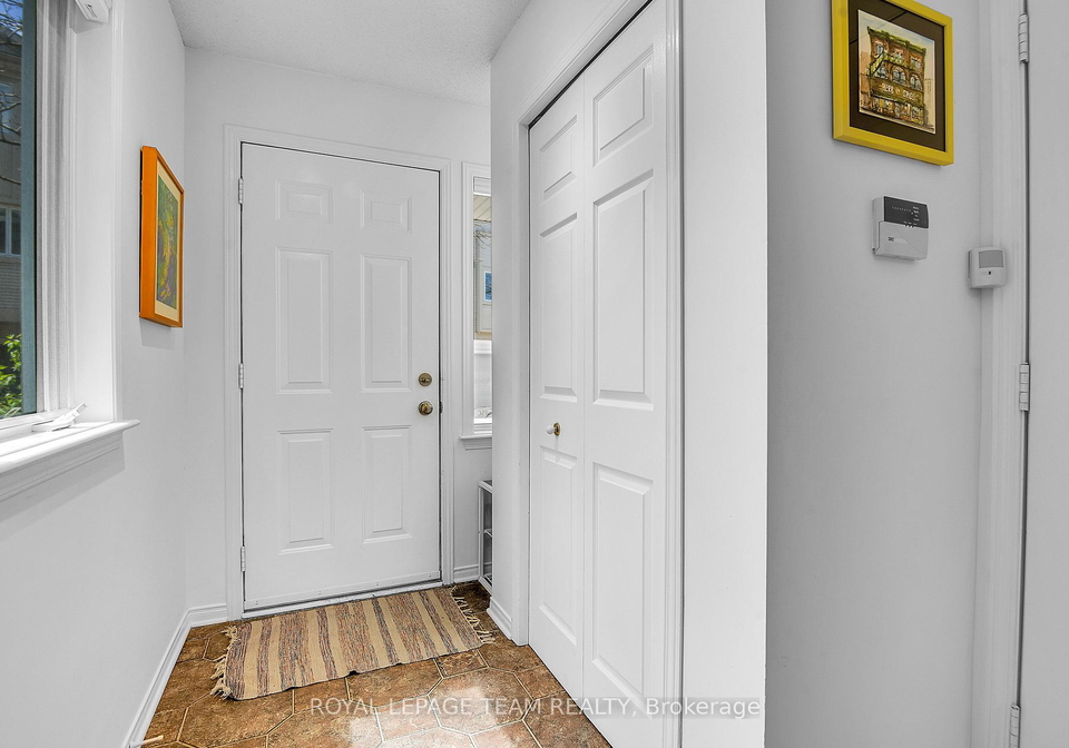 15-schoolhouse-private-ottawa-ontario-x13121362
