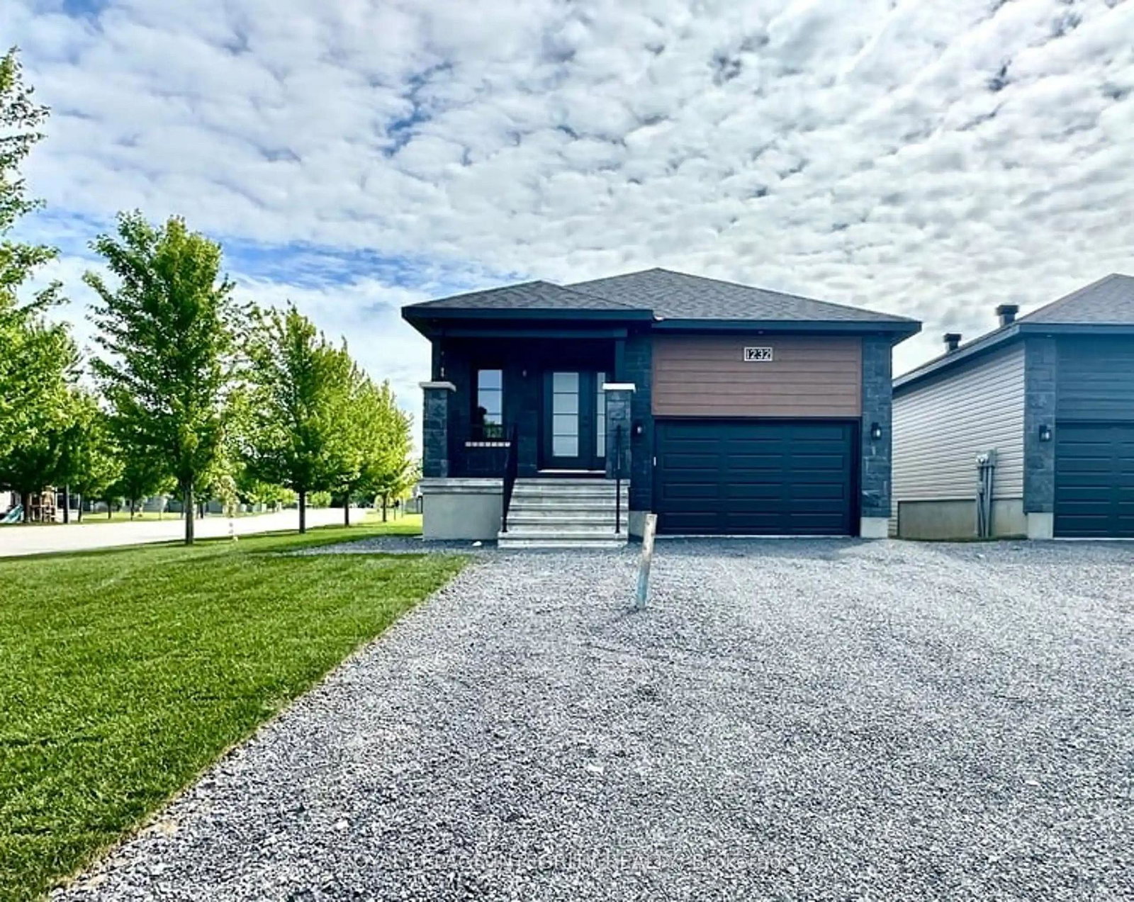 1232-montblanc-crescent-russell-ontario-x13125182